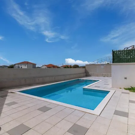 Lorena Τρογκίρ