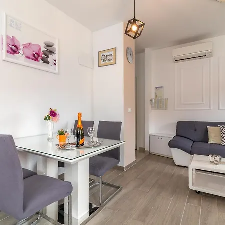 Lorena Appartement *